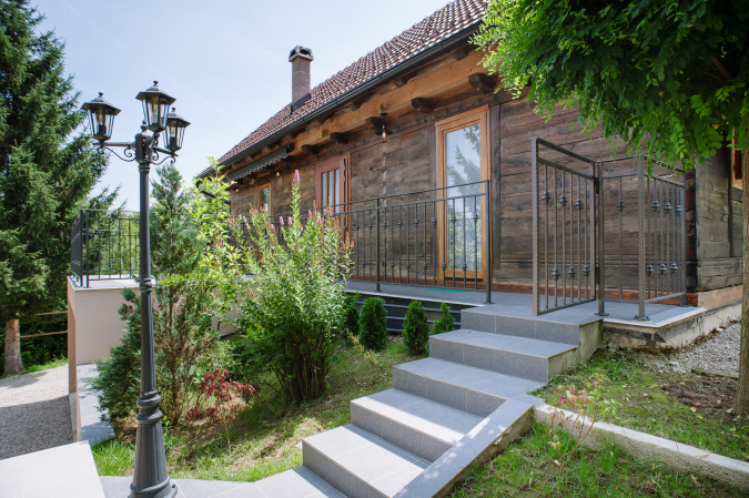 An idyllic exterior, Traditional Houses Korana River KARLOVAC